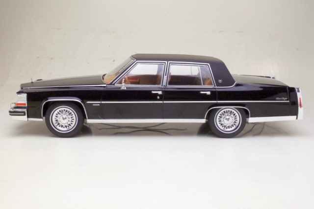 Cadillac Fleetwood Brougham 1982, black