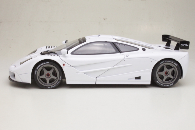 McLaren F1 GTR Short Tail 1996, white