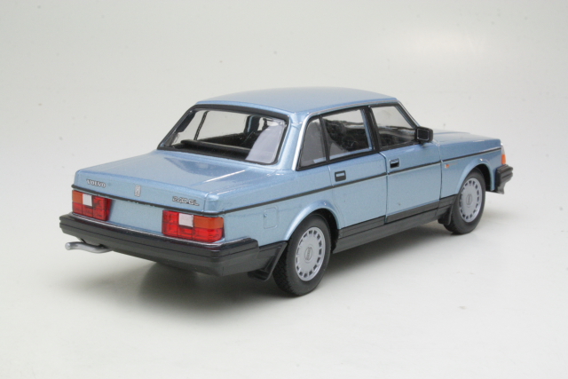 Volvo 240GL 1986, blue