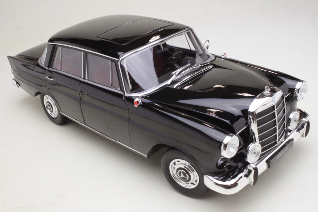 Mercedes 190D (W110) 1964, musta