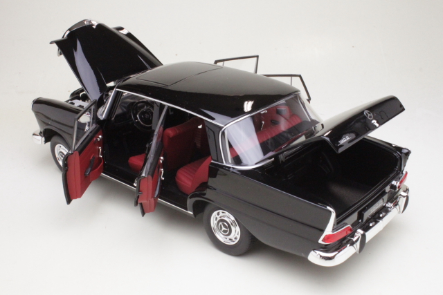 Mercedes 190D (W110) 1964, musta