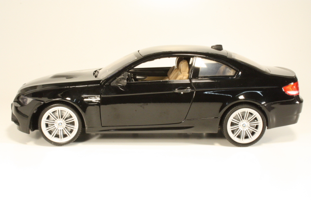 BMW M3 2008, musta