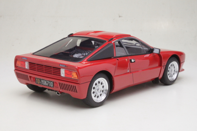 Lancia 037 Rally Stradale 1982, punainen