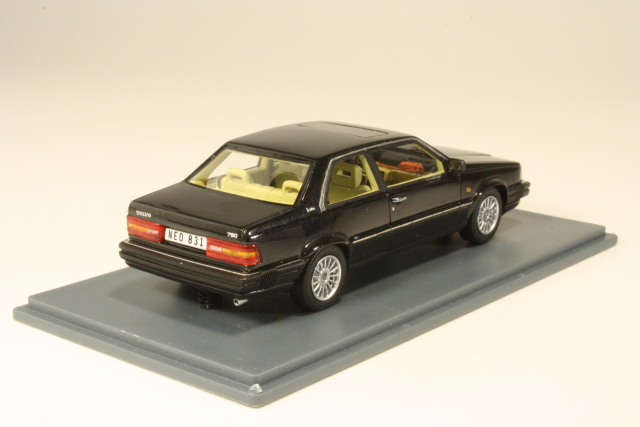 Volvo 780 Bertone 1988, musta