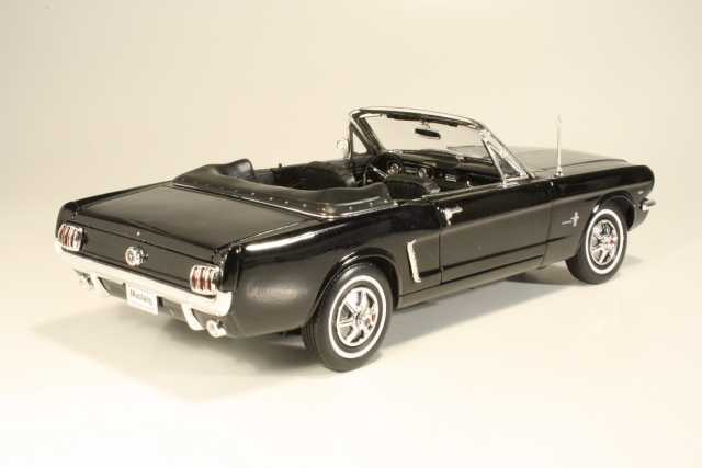 Ford Mustang Convertible 1964, musta