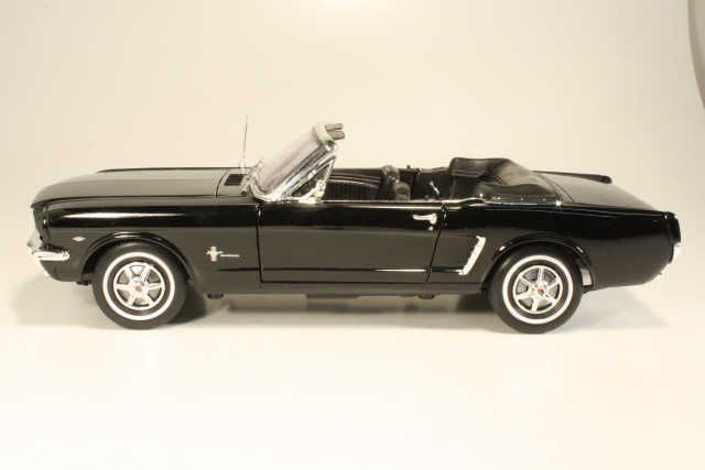 Ford Mustang Convertible 1964, musta - Sulje napsauttamalla kuva