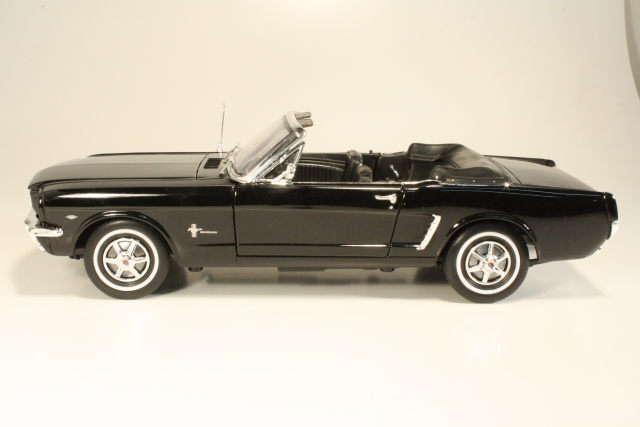 Ford Mustang Convertible 1964, musta