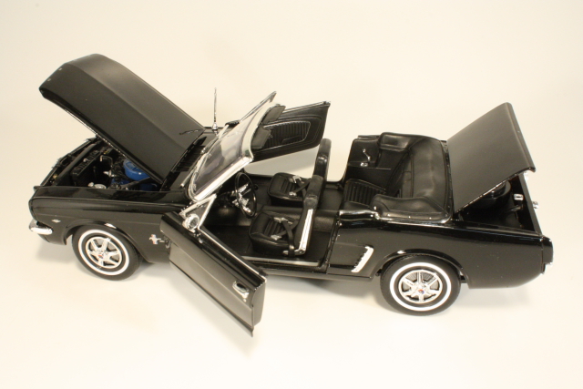 Ford Mustang Convertible 1964, musta