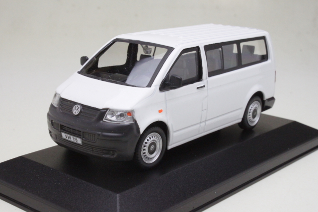 VW T5 Transporter Bus 2010, valkoinen