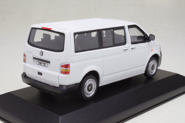 VW T5 Transporter Bus 2010, valkoinen