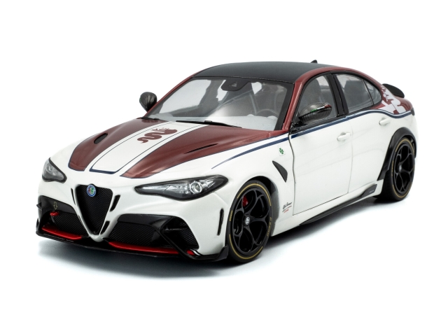 Alfa Romeo Giulia GTAm 2023, valkoinen/punainen