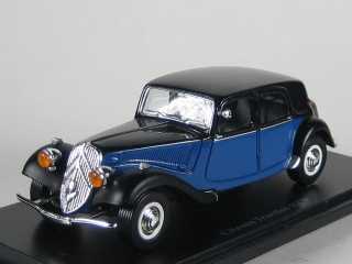 Citroen Traction 11CV, musta / sininen alaosa