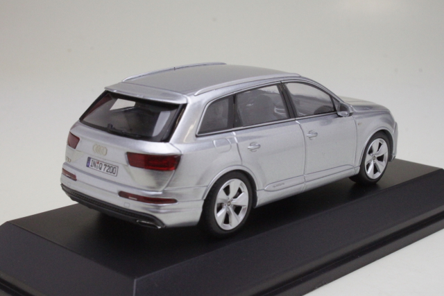Audi Q7 SUV 2015, silver