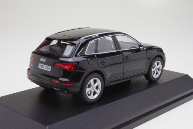 Audi Q5 2017, musta