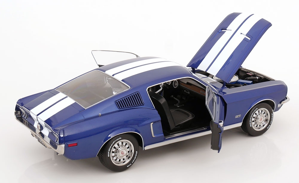 Ford Mustang GT Fastback 1968, sininen/valkoinen