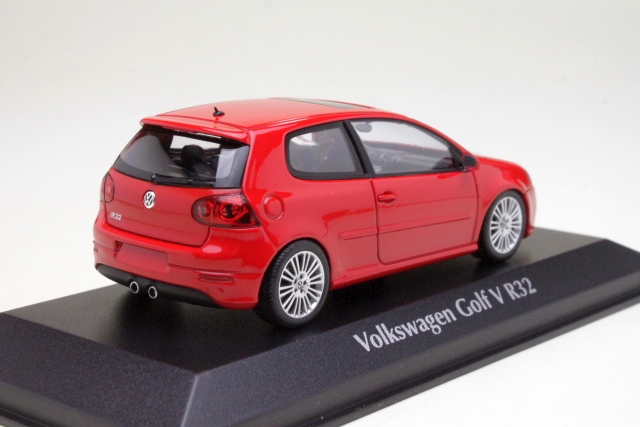 VW Golf 5 R32 2005, punainen