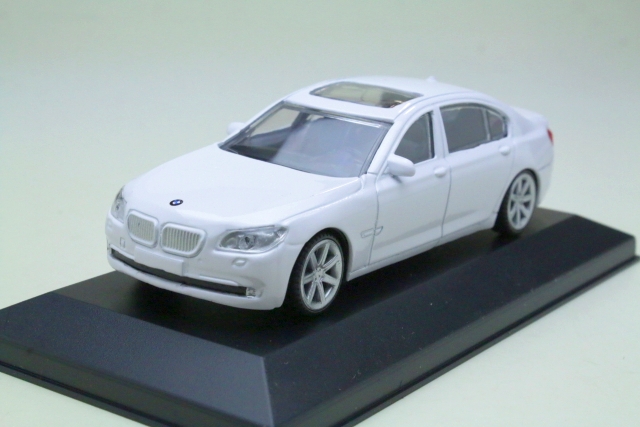 BMW 750Li 2018, valkoinen