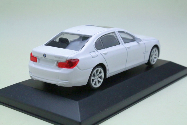 BMW 750Li 2018, valkoinen