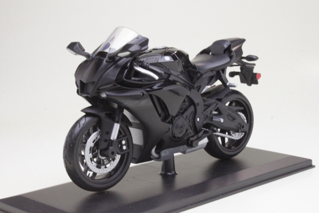 Yamaha YZF-R1 2021, musta
