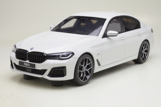 BMW 545e xDrive M-Sport (F90) 2023, white