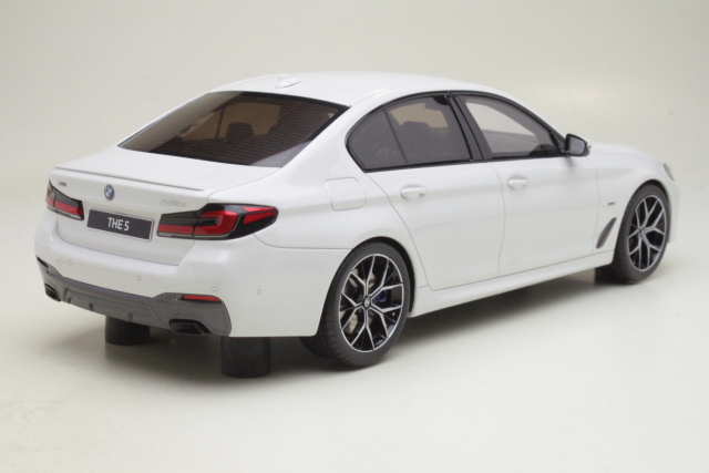 BMW 545e xDrive M-Sport (F90) 2023, white