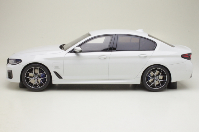 BMW 545e xDrive M-Sport (F90) 2023, white
