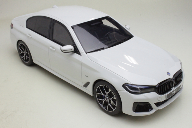 BMW 545e xDrive M-Sport (F90) 2023, white
