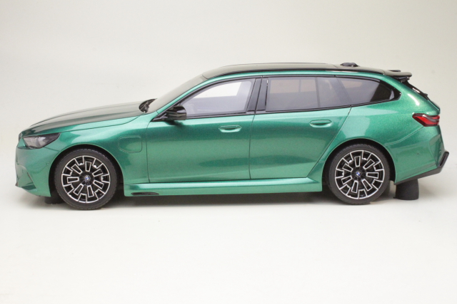 BMW M5 (G91) Touring 2024, green