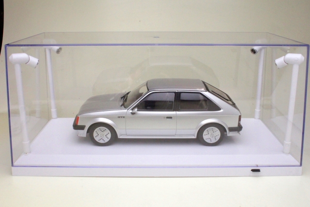 Muovikotelo 1:18 LED-valoilla, valkoinen alusta