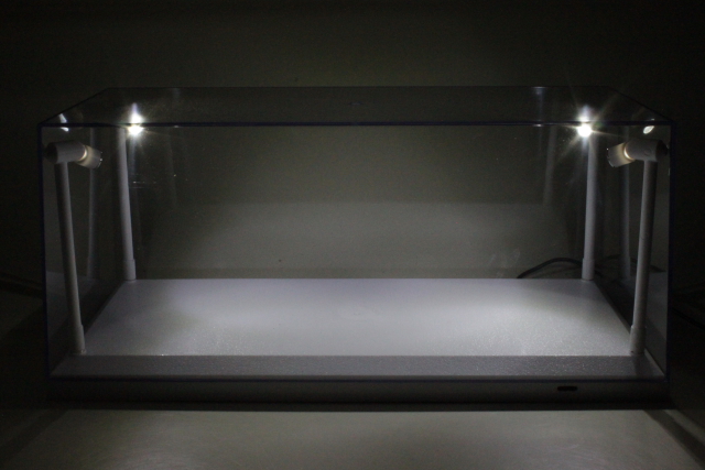Muovikotelo 1:18 LED-valoilla, valkoinen alusta
