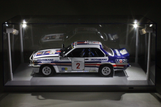 Muovikotelo 1:18 LED-valoilla, valkoinen alusta