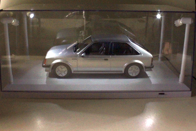 Muovikotelo 1:18 LED-valoilla, valkoinen alusta