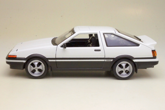 Toyota Sprinter Trueno AE86 1983, valkoinen