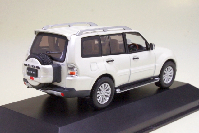 Mitsubishi Pajero 2010, valkoinen