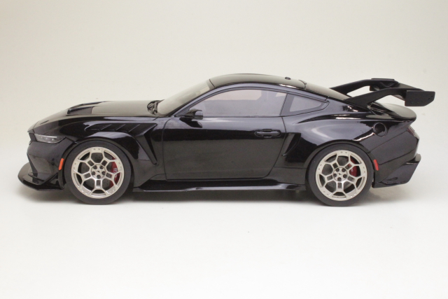 Ford Mustang GTD 2025, musta