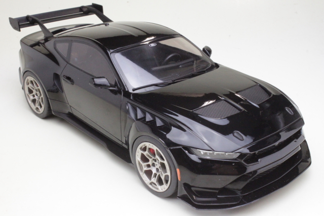 Ford Mustang GTD 2025, musta