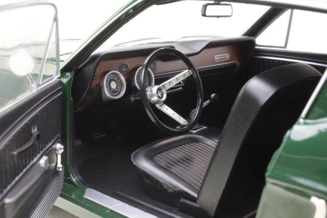 Ford Mustang GT Fastback 1968, tummanvihreä "Bullitt"