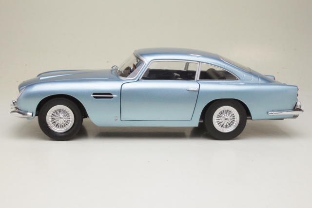 Aston Martin DB5 1964, vaaleansininen