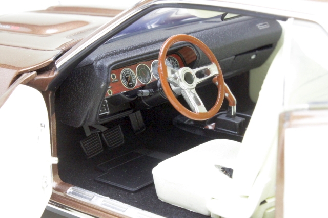 Plymouth Cuda 340 Coupe 1971, brown/white