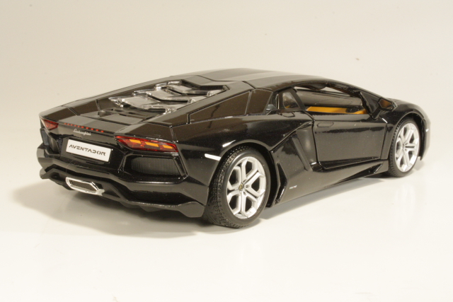Lamborghini Aventador LP700-4 2011, musta - Sulje napsauttamalla kuva