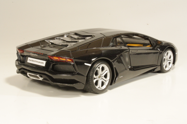 Lamborghini Aventador LP700-4 2011, musta