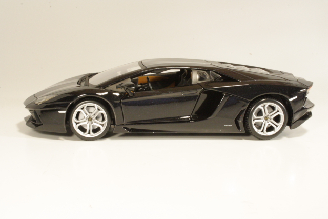 Lamborghini Aventador LP700-4 2011, musta