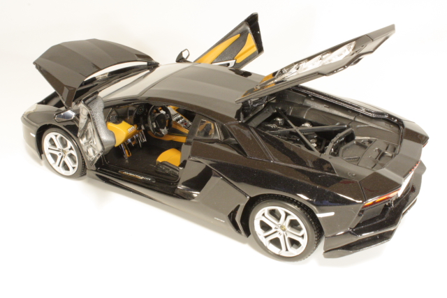 Lamborghini Aventador LP700-4 2011, musta