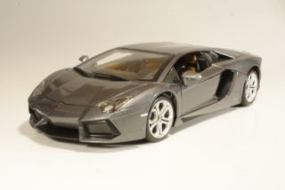 Lamborghini Aventador LP700-4 2011, metallinharmaa
