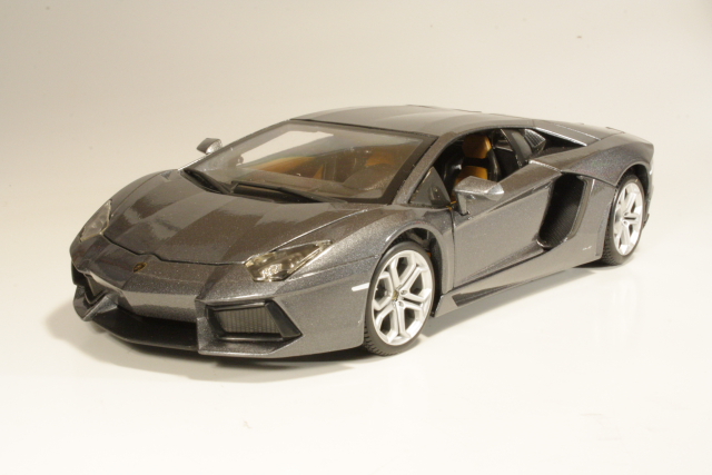 Lamborghini Aventador LP700-4 2011, metallinharmaa