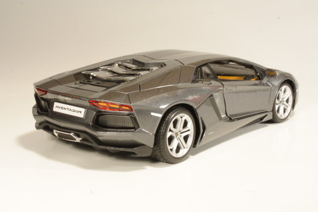 Lamborghini Aventador LP700-4 2011, metallinharmaa