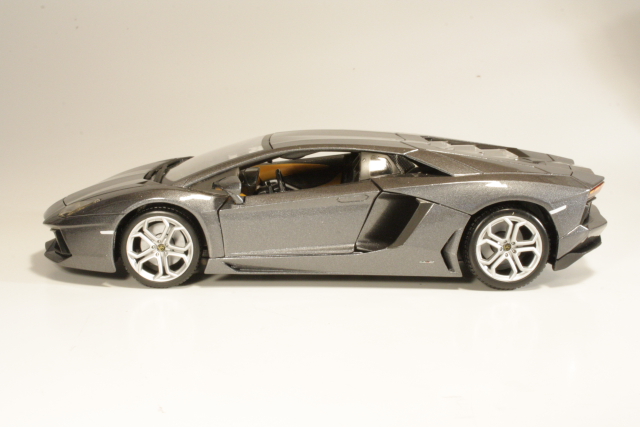 Lamborghini Aventador LP700-4 2011, metallinharmaa