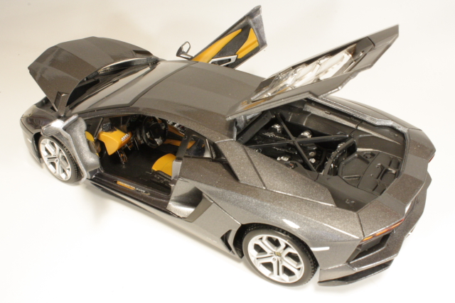 Lamborghini Aventador LP700-4 2011, metallinharmaa