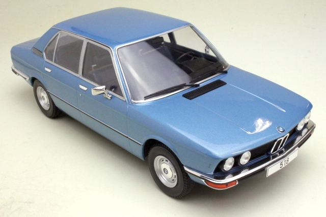 BMW 518 (e12) 1973, vaaleansininen