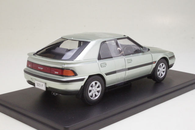 Mazda 323F 1989, vaaleanvihreä